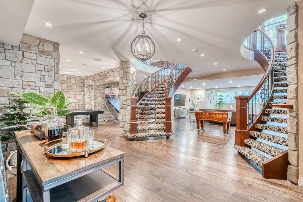 French Chateau W/Swim Spa & Theatre: 11,700 Sqft YYC Exteriör bild