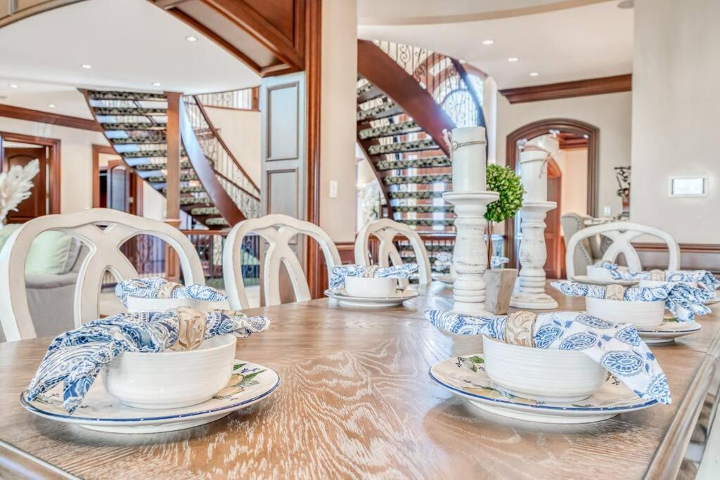 French Chateau W/Swim Spa & Theatre: 11,700 Sqft YYC Exteriör bild