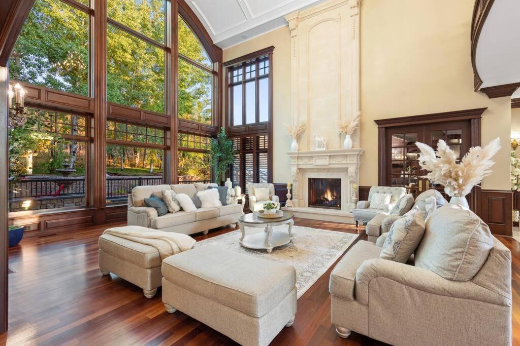 French Chateau W/Swim Spa & Theatre: 11,700 Sqft YYC Exteriör bild