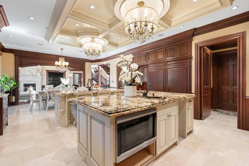 French Chateau W/Swim Spa & Theatre: 11,700 Sqft YYC Exteriör bild