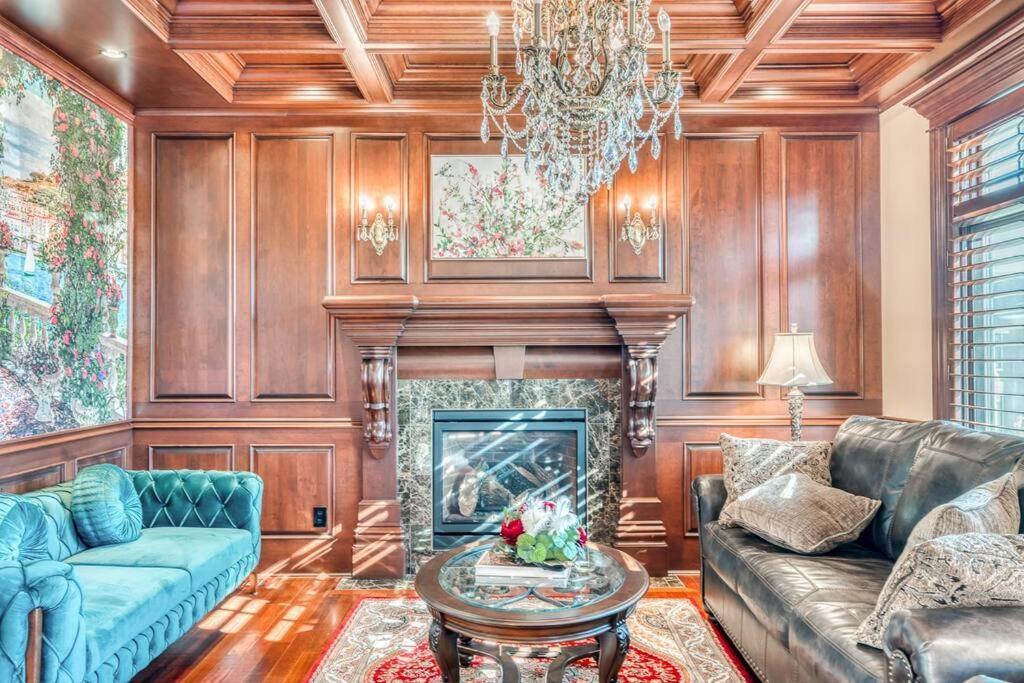 French Chateau W/Swim Spa & Theatre: 11,700 Sqft YYC Exteriör bild