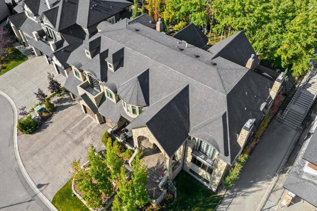 French Chateau W/Swim Spa & Theatre: 11,700 Sqft YYC Exteriör bild