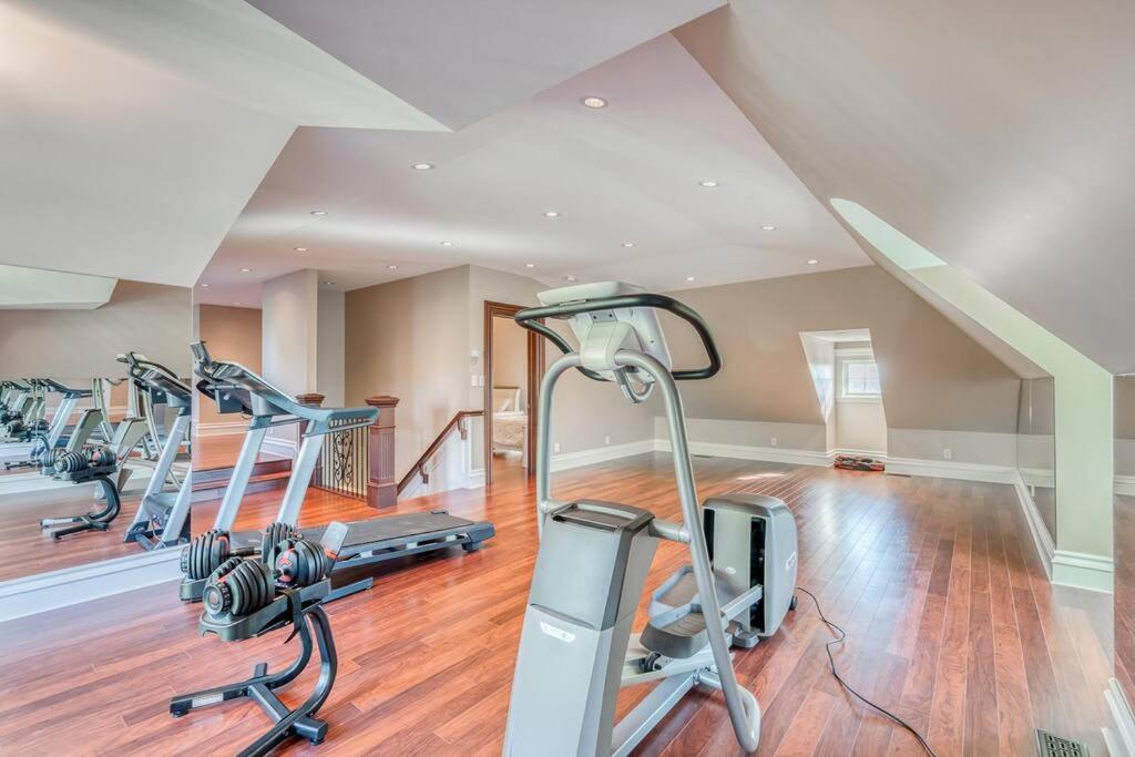 French Chateau W/Swim Spa & Theatre: 11,700 Sqft YYC Exteriör bild