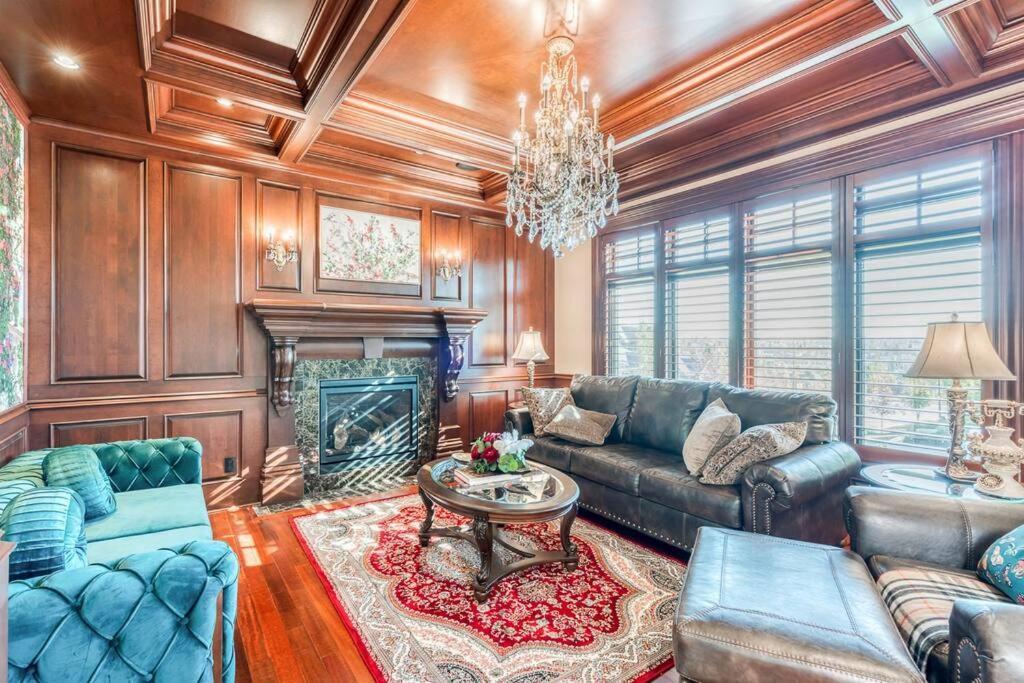 French Chateau W/Swim Spa & Theatre: 11,700 Sqft YYC Exteriör bild