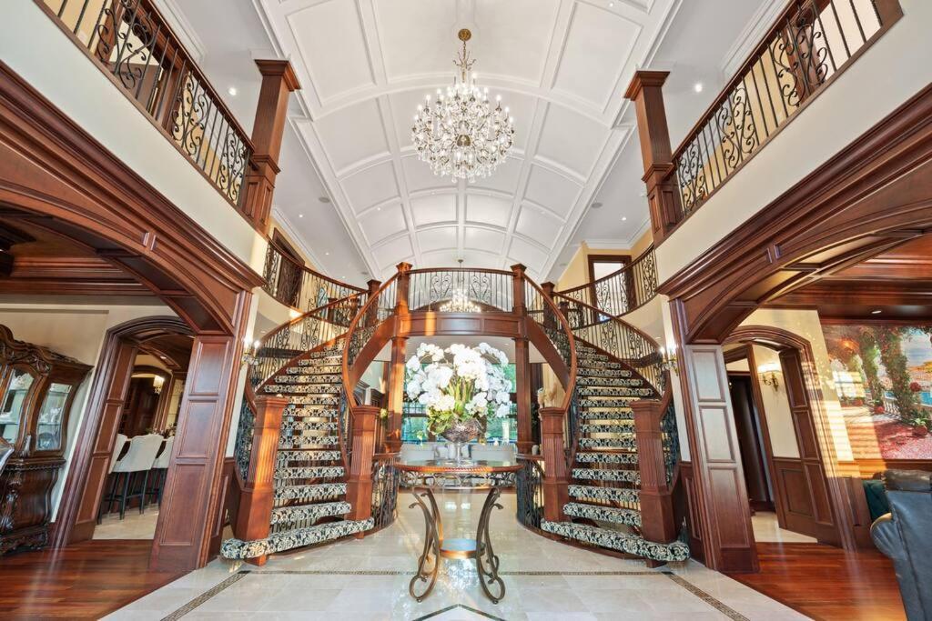 French Chateau W/Swim Spa & Theatre: 11,700 Sqft YYC Exteriör bild