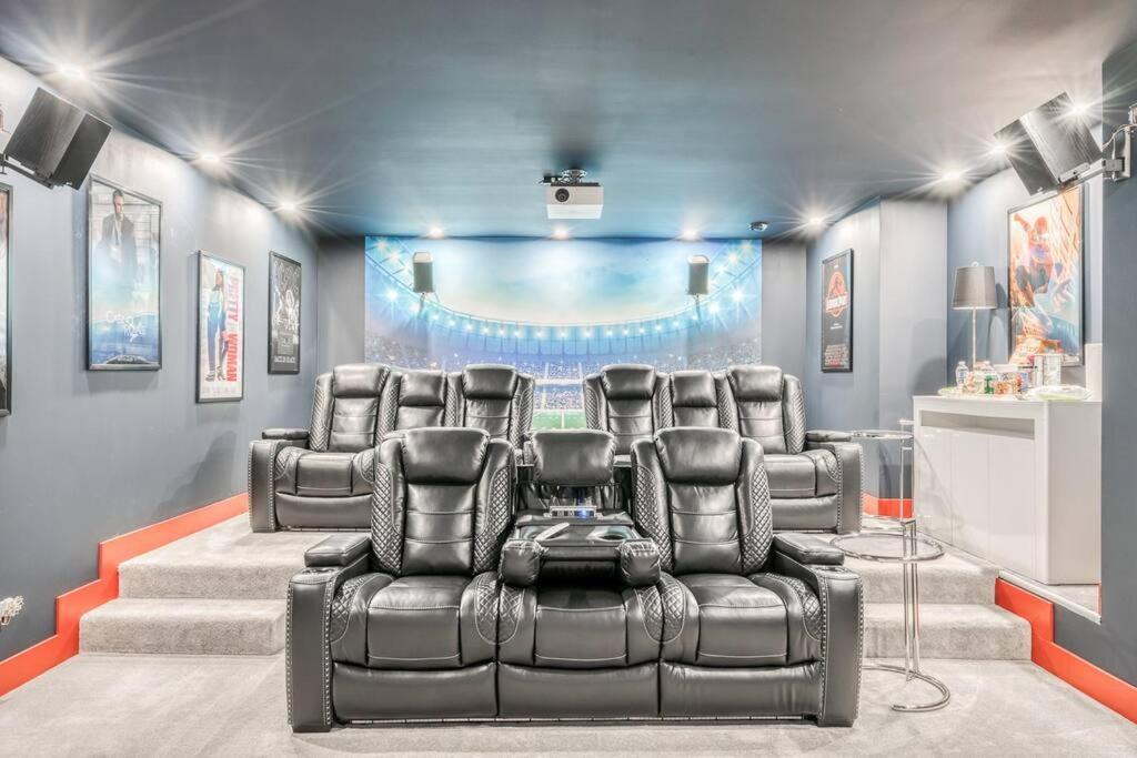 French Chateau W/Swim Spa & Theatre: 11,700 Sqft YYC Exteriör bild