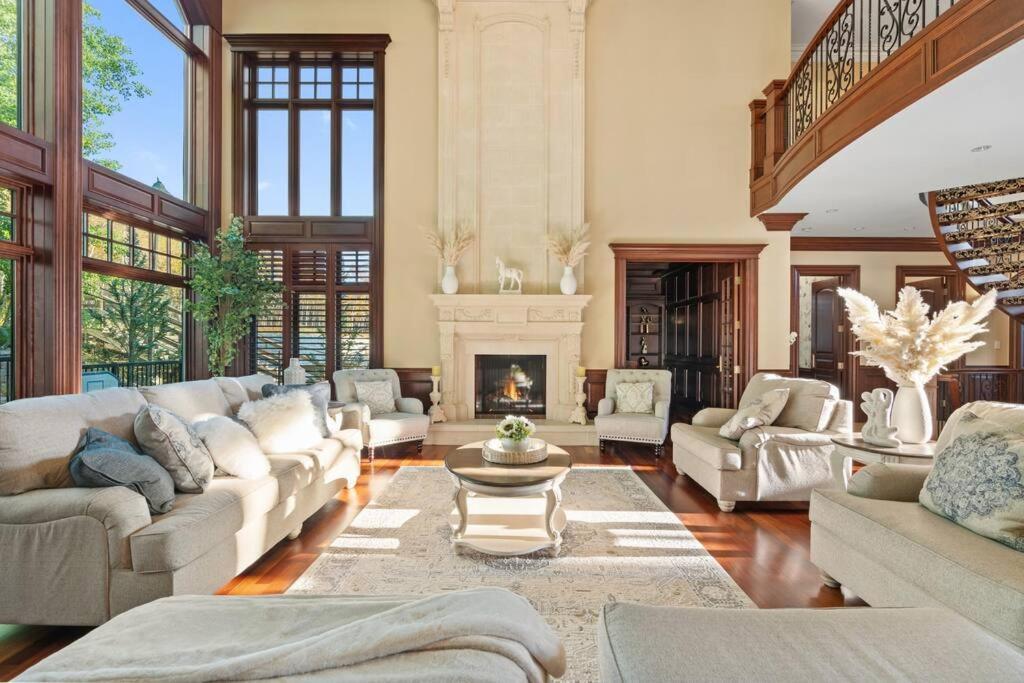 French Chateau W/Swim Spa & Theatre: 11,700 Sqft YYC Exteriör bild