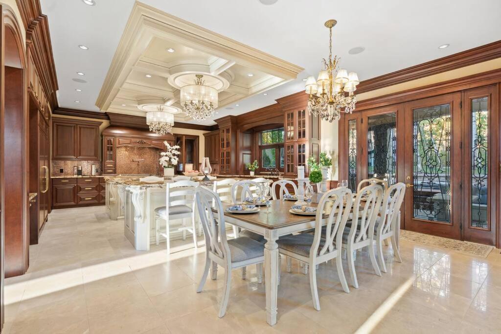 French Chateau W/Swim Spa & Theatre: 11,700 Sqft YYC Exteriör bild