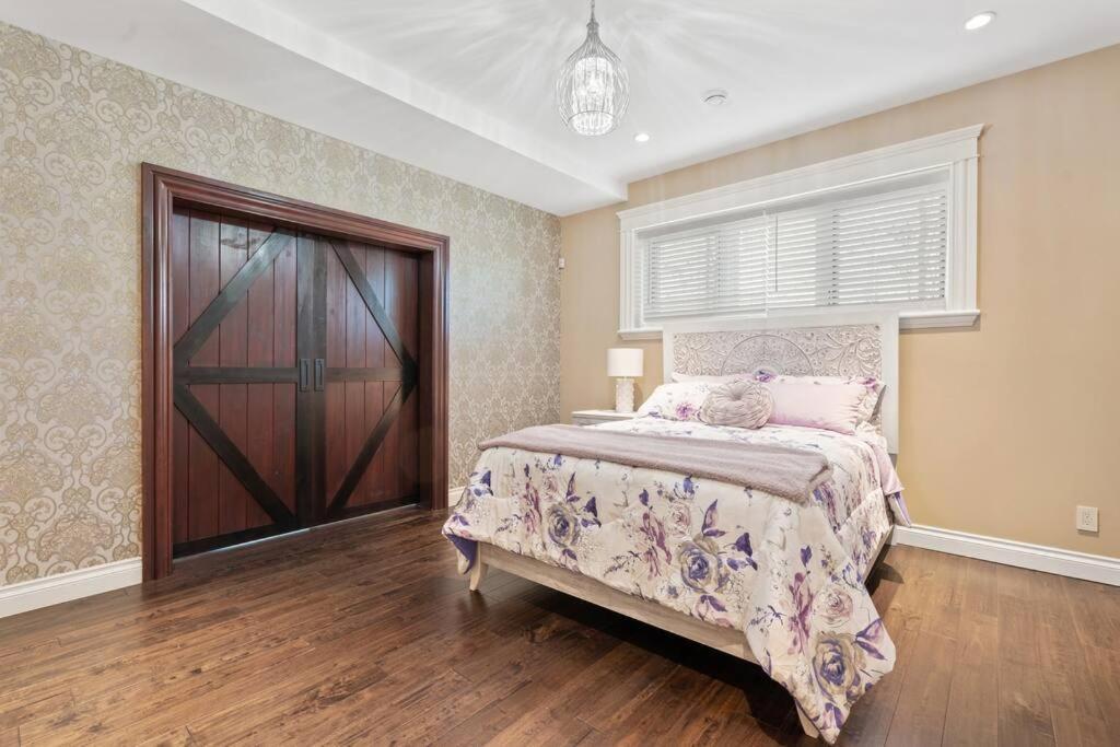 French Chateau W/Swim Spa & Theatre: 11,700 Sqft YYC Exteriör bild