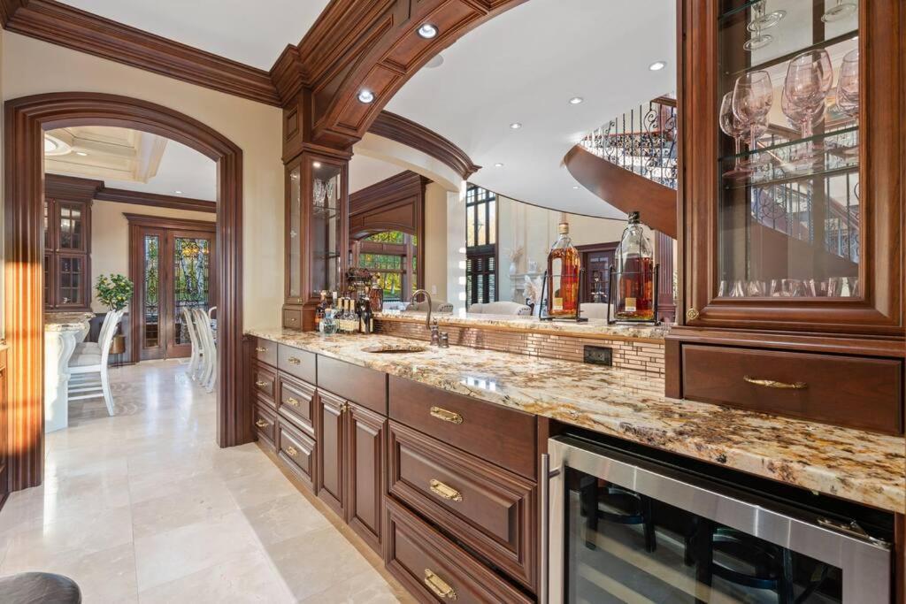 French Chateau W/Swim Spa & Theatre: 11,700 Sqft YYC Exteriör bild