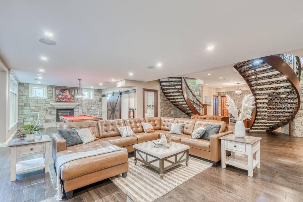 French Chateau W/Swim Spa & Theatre: 11,700 Sqft YYC Exteriör bild
