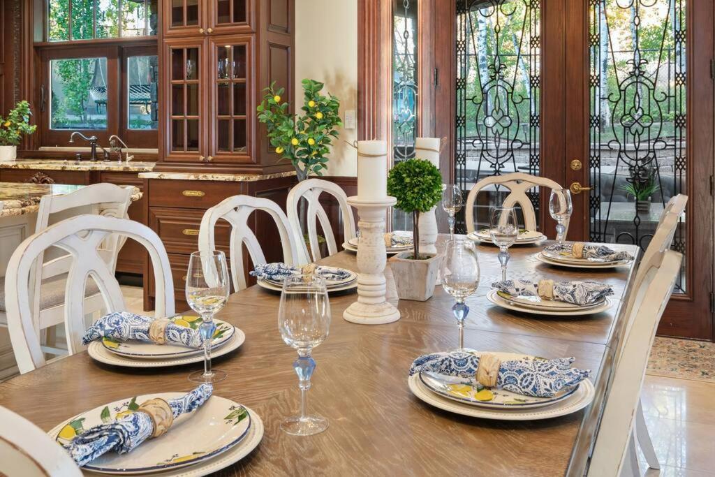 French Chateau W/Swim Spa & Theatre: 11,700 Sqft YYC Exteriör bild