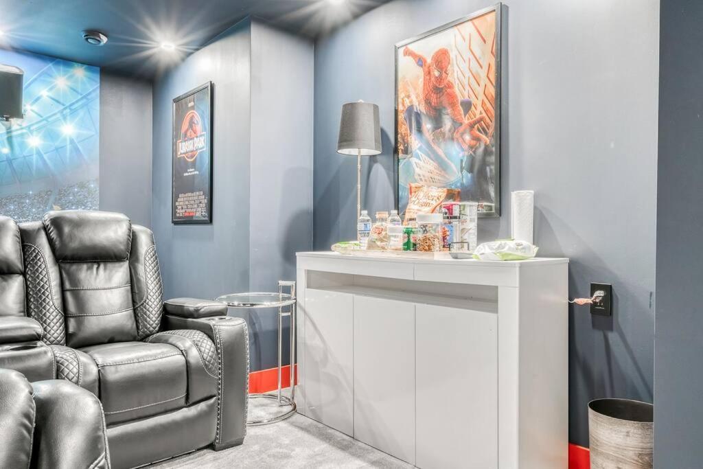 French Chateau W/Swim Spa & Theatre: 11,700 Sqft YYC Exteriör bild