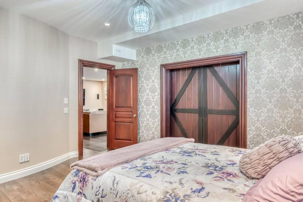French Chateau W/Swim Spa & Theatre: 11,700 Sqft YYC Exteriör bild