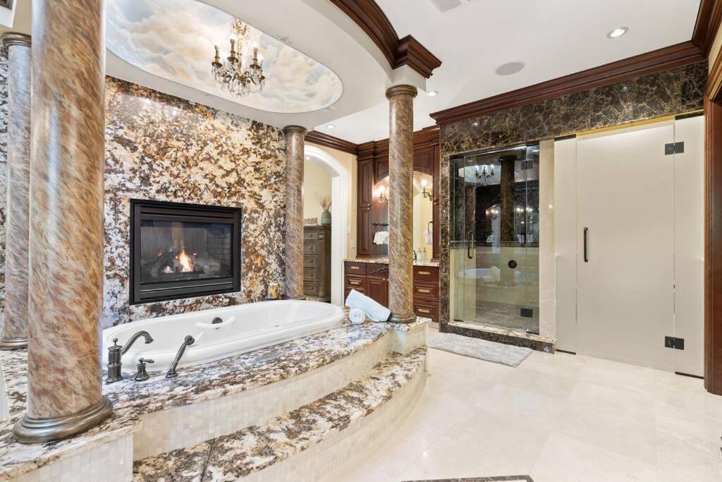 French Chateau W/Swim Spa & Theatre: 11,700 Sqft YYC Exteriör bild