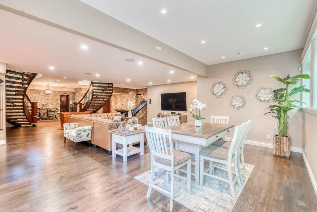 French Chateau W/Swim Spa & Theatre: 11,700 Sqft YYC Exteriör bild