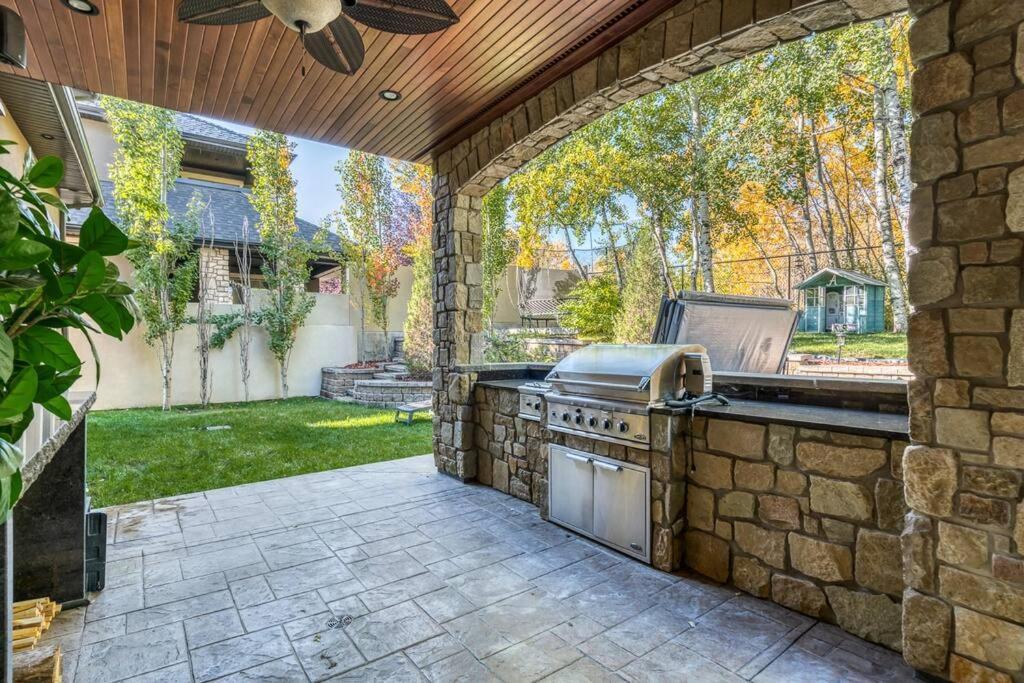 French Chateau W/Swim Spa & Theatre: 11,700 Sqft YYC Exteriör bild