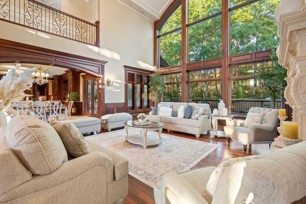 French Chateau W/Swim Spa & Theatre: 11,700 Sqft YYC Exteriör bild