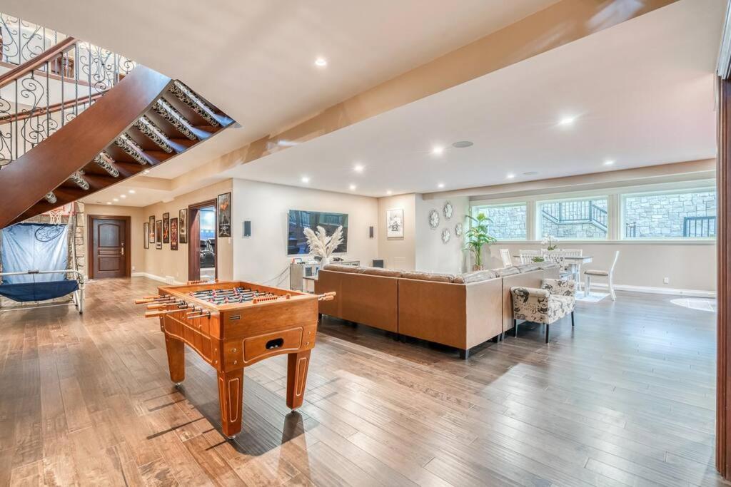 French Chateau W/Swim Spa & Theatre: 11,700 Sqft YYC Exteriör bild