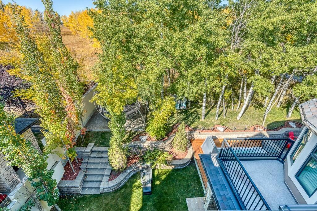 French Chateau W/Swim Spa & Theatre: 11,700 Sqft YYC Exteriör bild