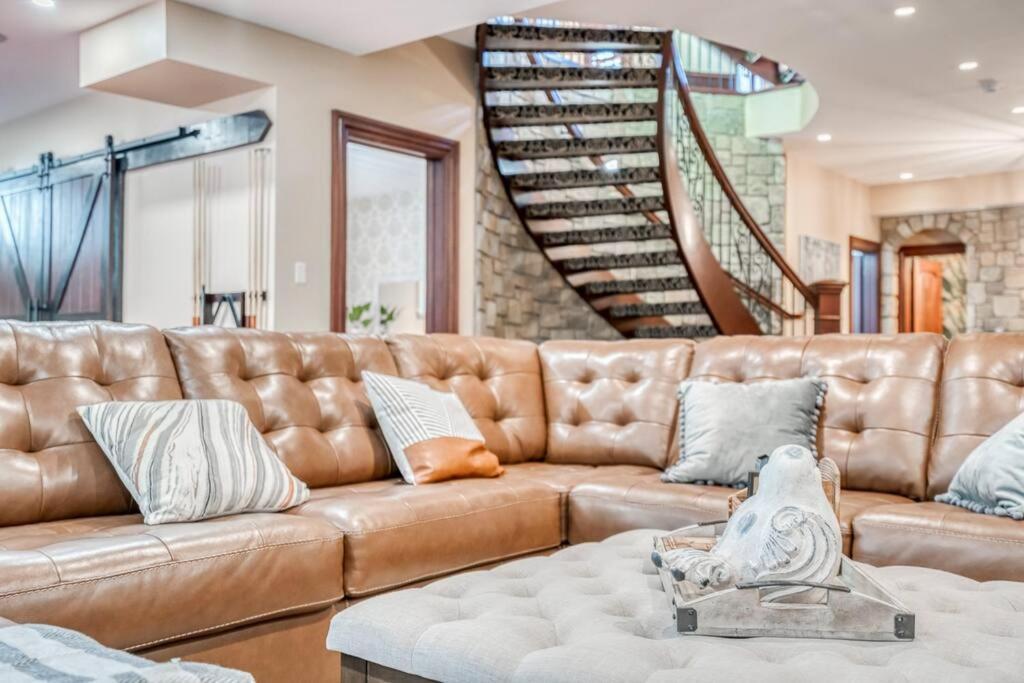 French Chateau W/Swim Spa & Theatre: 11,700 Sqft YYC Exteriör bild