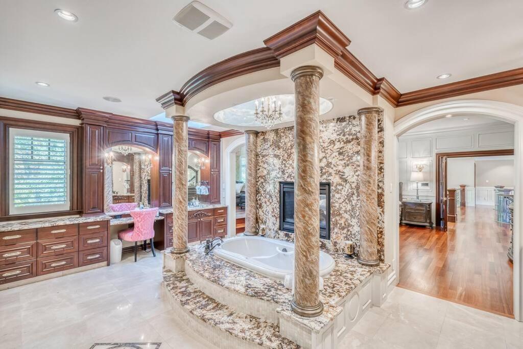 French Chateau W/Swim Spa & Theatre: 11,700 Sqft YYC Exteriör bild