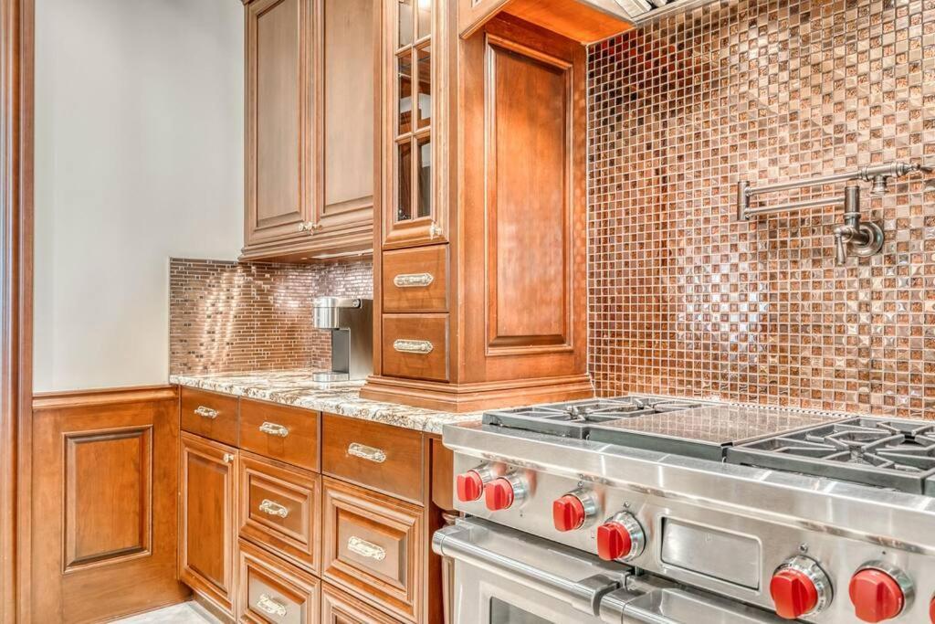 French Chateau W/Swim Spa & Theatre: 11,700 Sqft YYC Exteriör bild