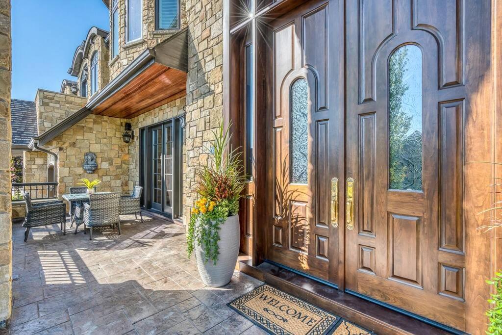 French Chateau W/Swim Spa & Theatre: 11,700 Sqft YYC Exteriör bild