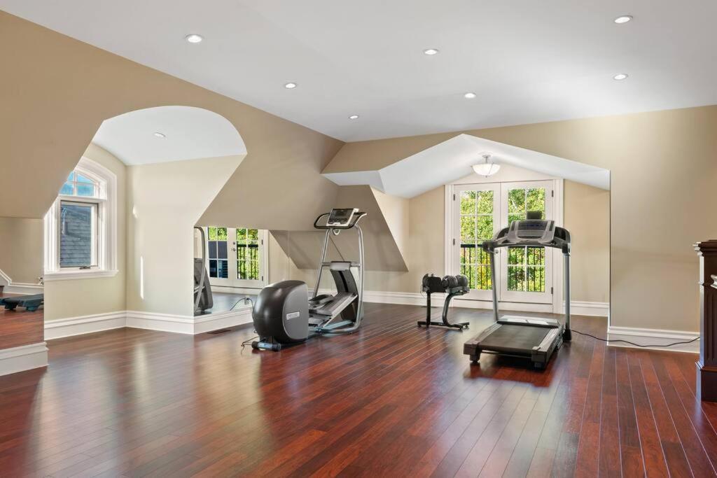 French Chateau W/Swim Spa & Theatre: 11,700 Sqft YYC Exteriör bild
