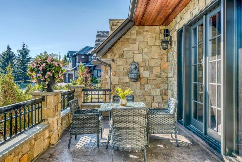 French Chateau W/Swim Spa & Theatre: 11,700 Sqft YYC Exteriör bild