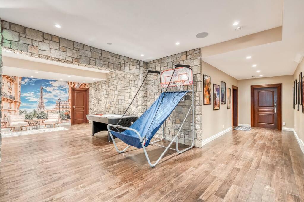 French Chateau W/Swim Spa & Theatre: 11,700 Sqft YYC Exteriör bild