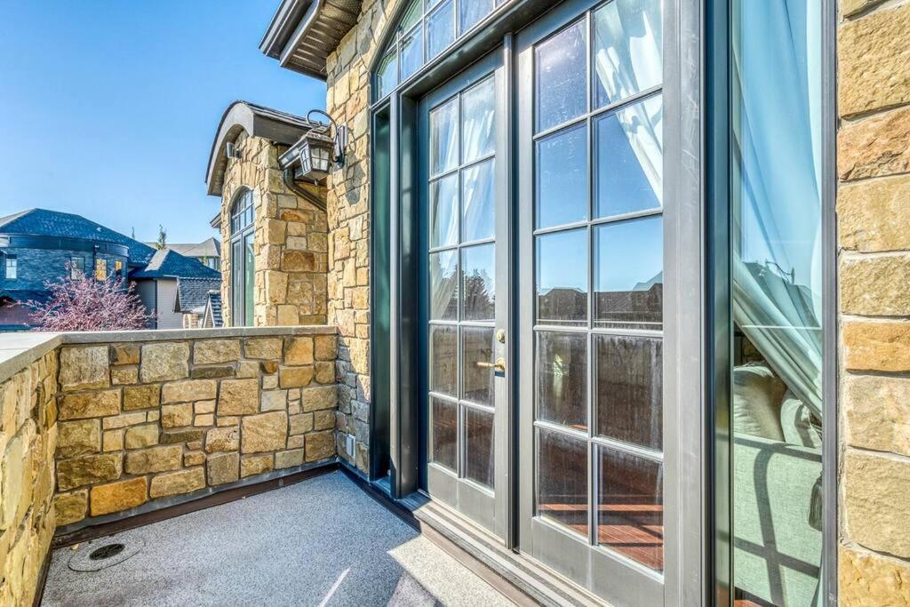 French Chateau W/Swim Spa & Theatre: 11,700 Sqft YYC Exteriör bild