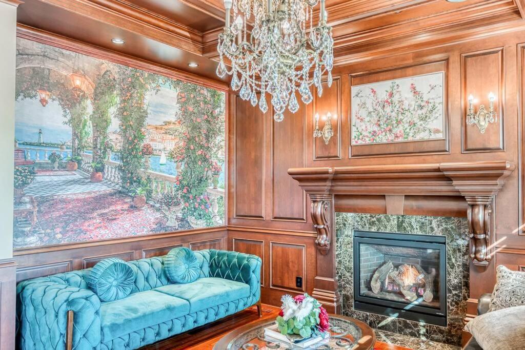 French Chateau W/Swim Spa & Theatre: 11,700 Sqft YYC Exteriör bild