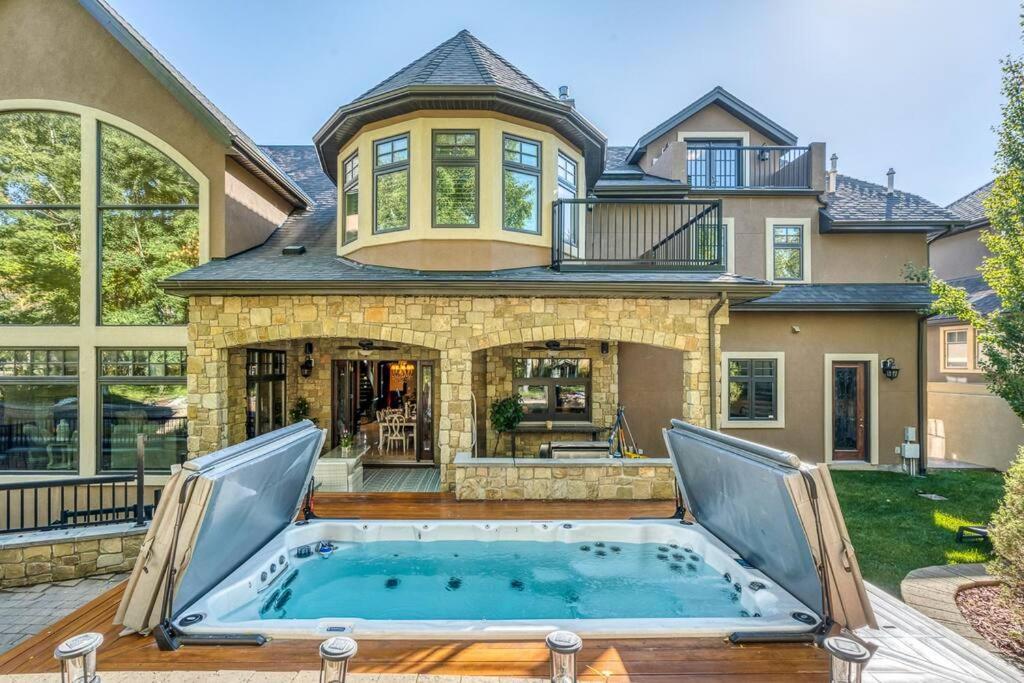 French Chateau W/Swim Spa & Theatre: 11,700 Sqft YYC Exteriör bild