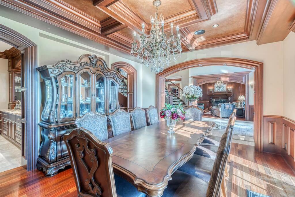 French Chateau W/Swim Spa & Theatre: 11,700 Sqft YYC Exteriör bild
