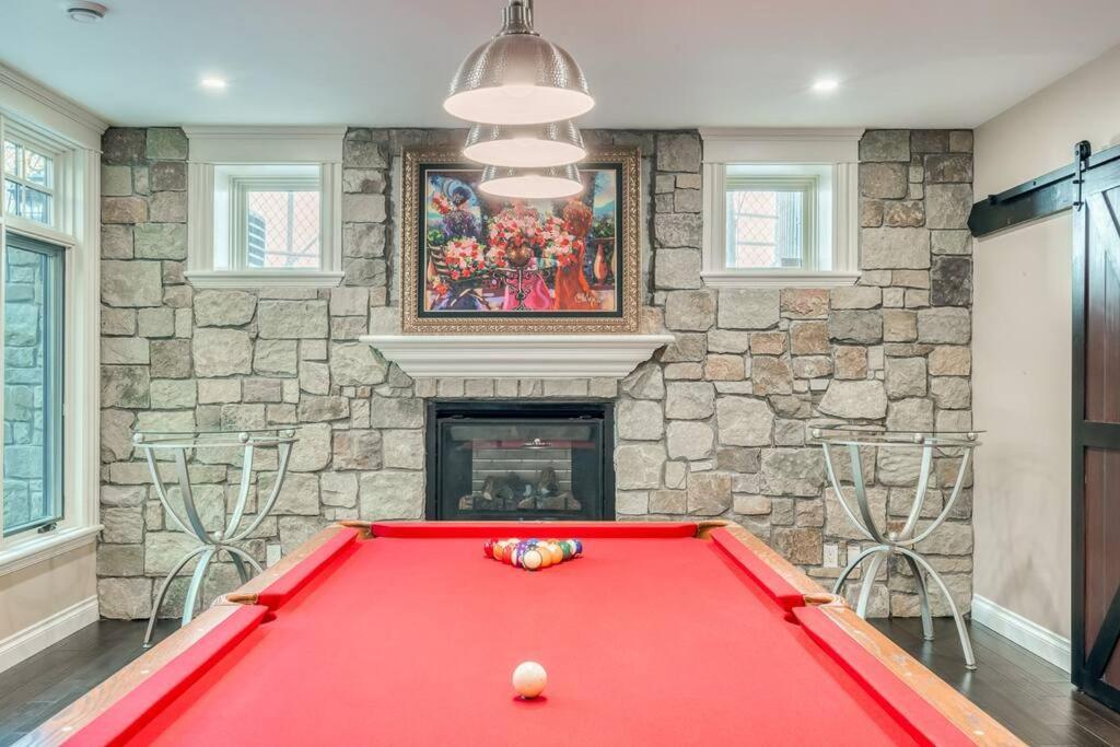 French Chateau W/Swim Spa & Theatre: 11,700 Sqft YYC Exteriör bild