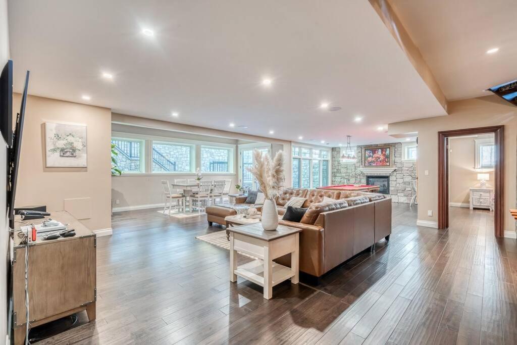 French Chateau W/Swim Spa & Theatre: 11,700 Sqft YYC Exteriör bild