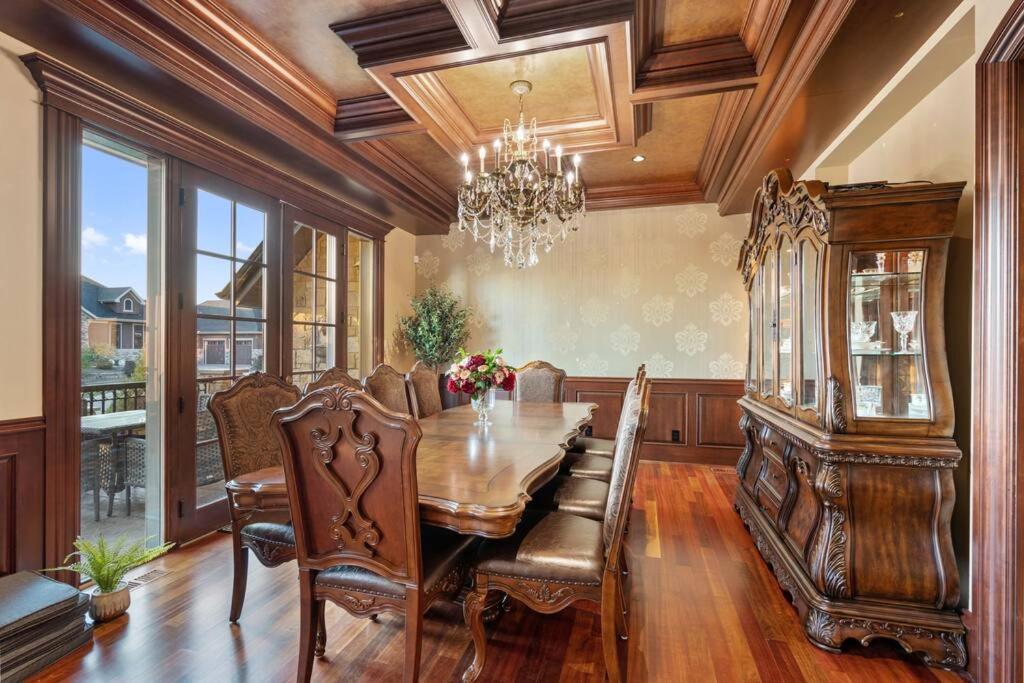 French Chateau W/Swim Spa & Theatre: 11,700 Sqft YYC Exteriör bild