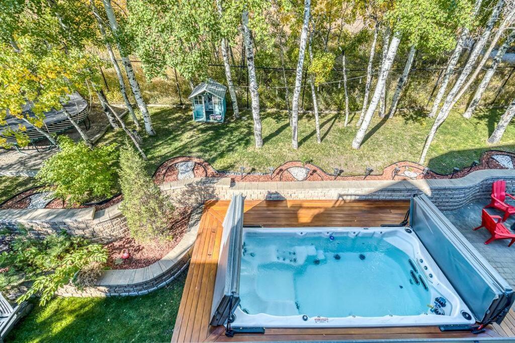 French Chateau W/Swim Spa & Theatre: 11,700 Sqft YYC Exteriör bild